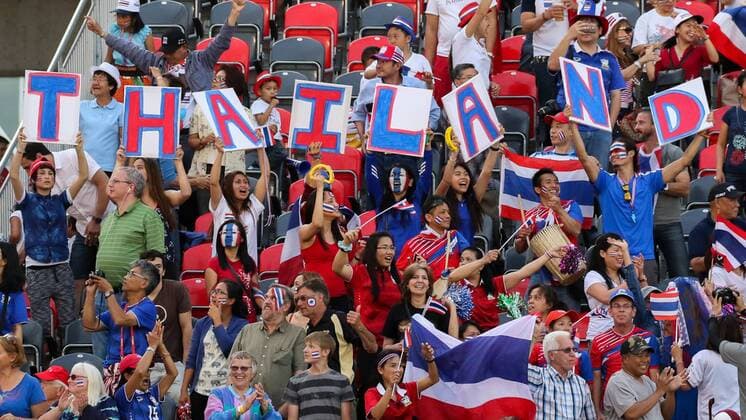 Fans der thailändischen Auswahl, Fans, Publikum, Zuschauer, Stimmung, Atmosphäre, Stadion, Fussball, FIFA Frauen-WM 2015, Elfenbeinküste - Thailand, xozx