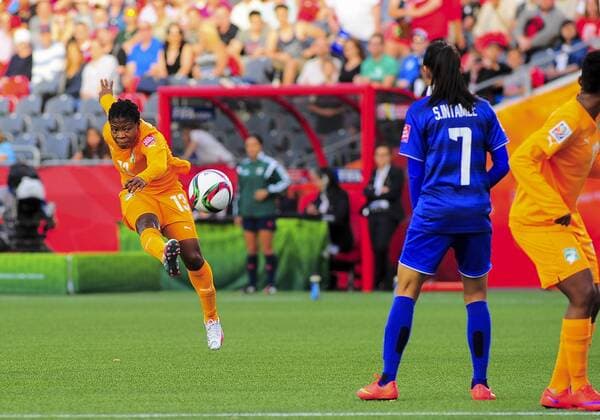 June 11, 2015 - Ottawa, Ontario, Canada - June 11, 2015: Fernande Tchetche ( 13) of Câ ¢te dÃ Ivoire gets a shot in at goal during the FIFA 2015 Women s World Cup Group B match between Câ ¢te dÃ Ivoire and Thailand at Lansdowne Park in Ottawa, Canada. Soccer: FIFA 2015 Women s World Cup Group B Match - C™te dÕIvoire versus Thailand. - ZUMAk120