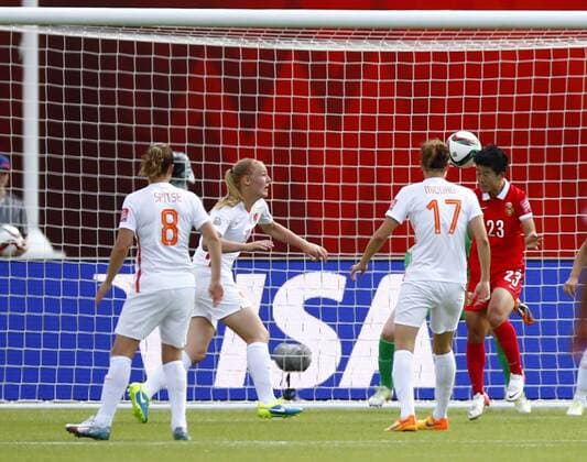 (150611) -- EDMONTON, June 11, 2015 -- China s Ren Guixin (1st R) heads for the ball to shoot against the Netherlands during the group A match at the 2015 FIFA Women s World Cup in Edmonton, Canada, June 11, 2015. ) (SP)CANADA-EDMONTON-FIFA WOMEN S WORLD CUP-GROUP A-CHN VS NED DingxXu 