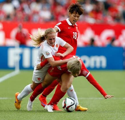 EDMONTON, June 11, 2015 -- China s Ma Jun (Bottom, R) and Han Peng (C) vie with Desiree Van Lunteren of the Netherlands during a Group A match at the 2015 FIFA Women s World Cup in Edmonton, Canada, June 11, 2015. China won 1-0. ) (SP)CANADA-EDMONTON-FIFA-WOMEN S WORLD CUP-GROUP A-CHN VS NED WangxLili 
