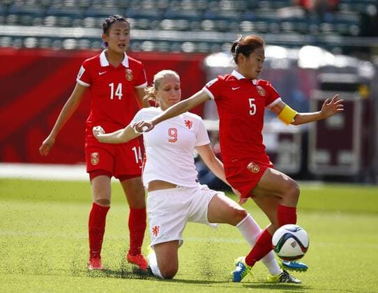 EDMONTON, June 11, 2015 -- Vivianne Miedema (C) of the Netherlands vies with Wu Haiyan (R) of China during a group A match at the 2015 FIFA Women s World Cup in Edmonton, Canada, June 11, 2015.China won 1-0. ) (SP)CANADA-EDMONTON-FIFA-WOMEN S WORLD CUP-GROUP A-CHN VS NED DingxXu 