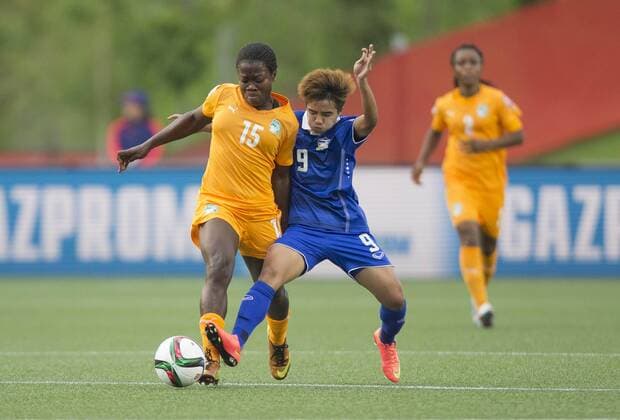 (150612) -- OTTAWA, June 11, 2015 -- Christine Lohoues (L) of Cote d Ivoire vies with Warunee Phetwisetof Thailand during their group B match at the 2015 FIFA Women s World Cup in Ottawa, Canada, June 11, 2015. Cote d Ivoire lost the match 2-3. ) (SP)CANADA-OTTAWA-FIFA-WOMEN S WORLD CUP-GROUP B-COTE D IVOIRE VS THAILAND ZouxZheng 