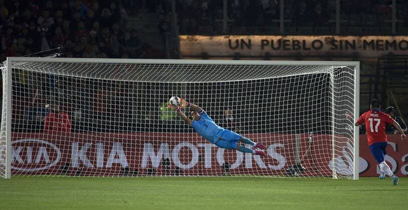 SANTIAGO, June 11, 2015 -- Claudio Bravo (L) of Chile holds the ball during the opening match of the Copa America 2015 against Ecuador, in Santiago, capital of Chile, on June 11, 2015. Chile won 1-0. 