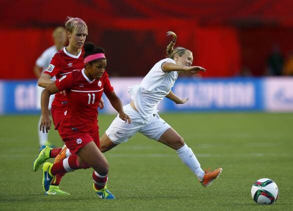 EDMONTON, June 11, 2015 -- Canada s Desiree Scott (C) vies with New Zealand s Katie Duncan during their Group A match at Commonwealth Stadium in Edmonton, Canada on June 11, 2015. The match ended with a 0-0 draw. ) (SP)CANADA-EDMONTON-FIFA WOMEN S WORLD CUP-CAN VS NZL DingxXu 