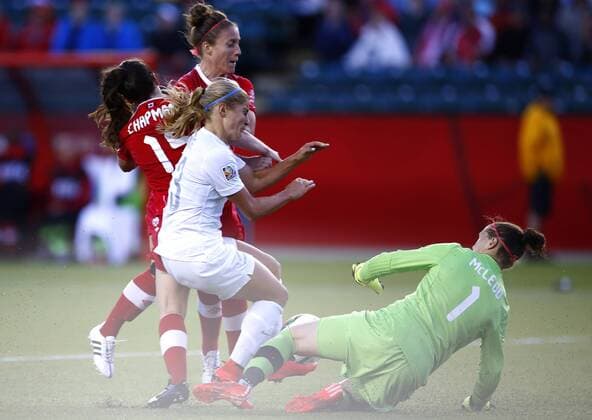 EDMONTON, June 11, 2015 -- New Zealand s Rosie White (3rd L) makes a threat in front of Canada s gate during their Group A match at Commonwealth Stadium in Edmonton, Canada on June 11, 2015. The match ended with a 0-0 draw. ) (SP)CANADA-EDMONTON-FIFA WOMEN S WORLD CUP-CAN VS NZL DingxXu 