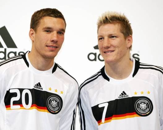Fotoproduktion mit Lukas Podolski (li) und Bastian Schweinsteiger bei der Vorstellung des neuen Heimtrikots der deutschen Fußball Nationalmannschaft am 4.11.2007 in Frankfurt. Fußball Nationalmannschaft BRD