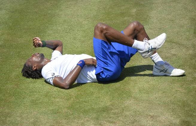 Gael Monfils (FRA) zwischenzeitlich verletzt am Boden umgeknkickt Verletzung Viertelfinale 10.06.2015 Tennis Mercedes-Cup Stuttgart Weißenhof TC Weissenhof Mercedescup Mercedes Cup 06.06..-14.06.2015 Mercedes-Cup Stuttgart Weißenhof 2015