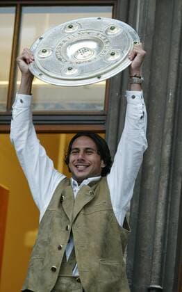 Meisterfeier Bayern München auf dem Rathausbalkon am Marienplatz - Claudio Pizarro MEISTERFEIER FC BAYERN C. Pizarro
