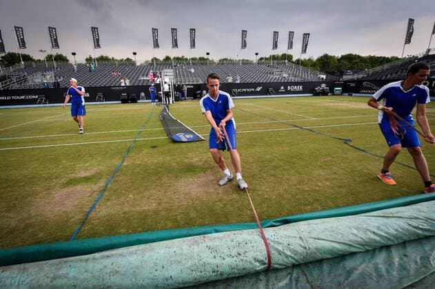 Aktuell Tennis, ATP Turnier in Rosmalen, Regenunterbrechung - ROSMALEN, NETHERLANDS: Illustration picture shows the covering of the court due to rain during a tennis game between Belgian David Goffin and Ukrainian Illya Marchenko in the third round of the men s tournament at the Topshelf Open WTA Tennis Damen tennis tournament in Rosmalen, the Netherlands, Friday 12 June 2015. LUCxCLAESSEN  x04641661x