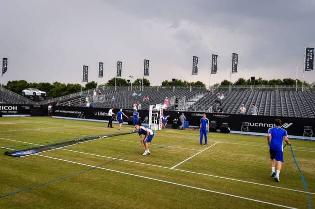 Aktuell Tennis, ATP Turnier in Rosmalen, Regenunterbrechung - ROSMALEN, NETHERLANDS: Illustration picture shows the covering of the court due to rain during a tennis game between Belgian David Goffin and Ukrainian Illya Marchenko in the third round of the men s tournament at the Topshelf Open WTA Tennis Damen tennis tournament in Rosmalen, the Netherlands, Friday 12 June 2015. LUCxCLAESSEN  x04641662x