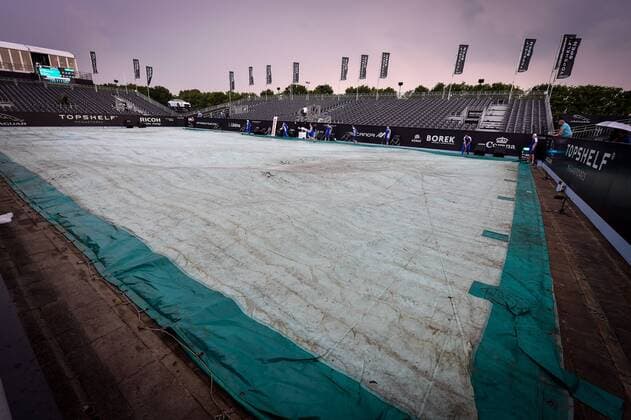 Aktuell Tennis, ATP Turnier in Rosmalen, Regenunterbrechung - ROSMALEN, NETHERLANDS: Illustration picture shows the covering of the court due to rain during a tennis game between Belgian David Goffin and Ukrainian Illya Marchenko in the third round of the men s tournament at the Topshelf Open WTA Tennis Damen tennis tournament in Rosmalen, the Netherlands, Friday 12 June 2015. LUCxCLAESSEN  x04641660x