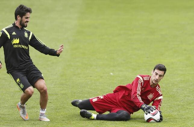 Spain s national team Nationalteam training session in Leon. In this picture, Isco and Sergio Rico. xPABLOGARCIAx 