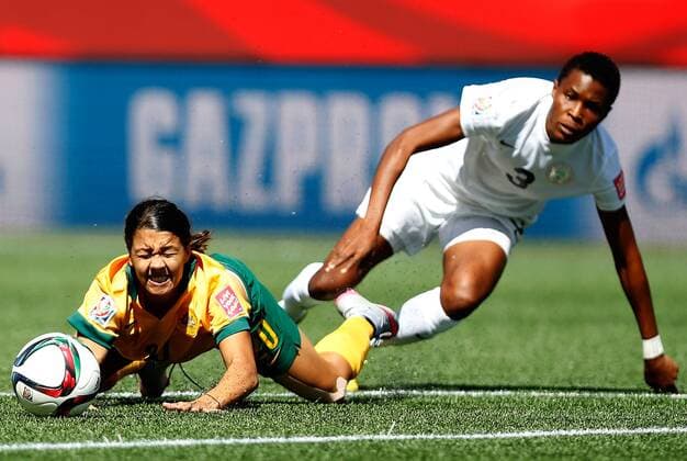 (150613) -- WINNIPEG, June 12, 2015 -- Samantha Kerr(L) of Australia vies with Osinachi Ohale of Nigeria during their group D match at the 2015 FIFA Women s World Cup in Winnipeg, Canada, June 12, 2015. Australia won the match 2-0. ) (SP)CANADA-WINNIPEG-FIFA WOMEN S WORLD CUP-GROUP D-NGA VS AUS WangxLili 