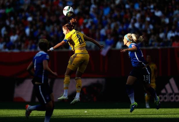 (150613) -- WINNIPEG, June 12, 2015 -- Julie Johnston (C) of Sweden heads the ball during their Group D match against the United States at Winnipeg Stadium in Winnipeg, Canada on June 12, 2015. ) (SP)CANADA-WINNIPEG-FIFA-WOMEN S WORLD CUP-USA VS SWE WangxLili 