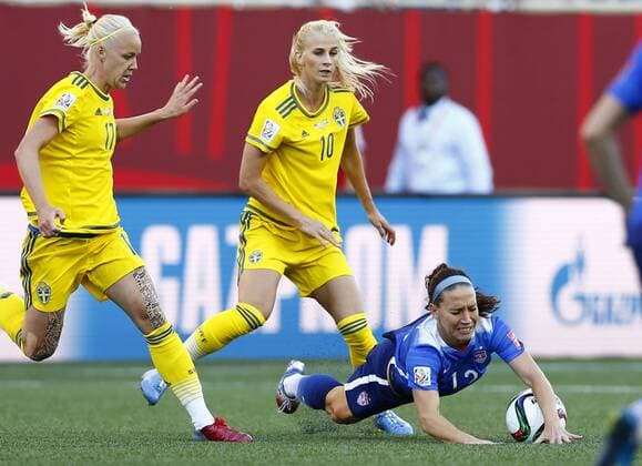 (150613) -- WINNIPEG, June 12, 2015 -- Lauren Holiday (R) of the United States falls down during their Group D match against Sweden at Winnipeg Stadium in Winnipeg, Canada on June 12, 2015. ) (SP)CANADA-WINNIPEG-FIFA-WOMEN S WORLD CUP-USA VS SWE DingxXu 