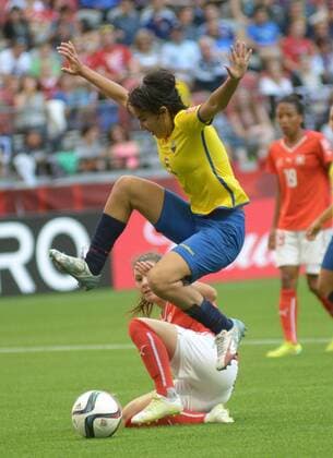 (150613) -- VANCOUVER, June 12, 2015 -- Ramona Bachmann (Bottom) of Switzerland vies with Mayra Olvera of Ecuador during their Group C match at the 2015 FIFA Women s World Cup in Vancouver, Canada, on June 12, 2015. Switzerland won 10-1.) (SP)CANADA-VANCOUVER-FIFA-WOMEN S WORLD CUP-SUI VS ECU SergeixBachlakov 