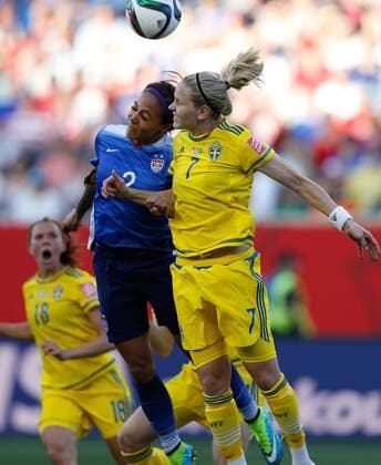 (150613) -- WINNIPEG, June 12, 2015 -- Sydney Leroux (L) of the United States vies with Lisa Dahlkvist of Sweden during their Group D match at Winnipeg Stadium in Winnipeg, Canada on June 12, 2015. The match ended 0-0. Wang Lili) (SP)CANADA-WINNIPEG-FIFA-WOMEN S WORLD CUP-USA VS SWE DingxXu 
