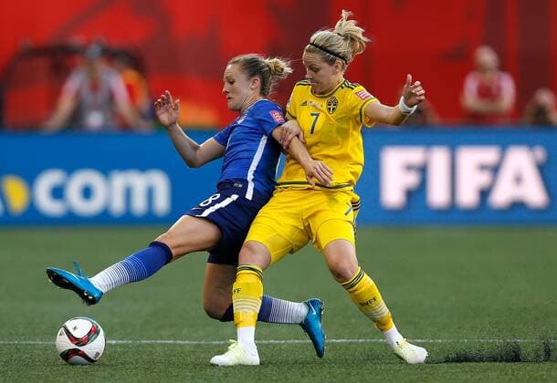 (150613) -- WINNIPEG, June 12, 2015 -- Amy Rodriguez (L) of the United States vies with Lisa Dahlkvist of Sweden during a Group D match between the United States and Sweden at Winnipeg Stadium in Winnipeg, Canada on June 12, 2015. The match ended 0-0. ) (SP)CANADA-WINNIPEG-FIFA-WOMEN S WORLD CUP-USA VS SWE WangxLili 