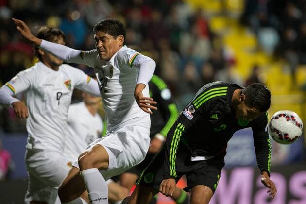 Aktuell Fußball, Copa America in Chile, Mexiko - Bolivien (150613) -- Vina DEL MAR, June 12, 2015 -- Mexico s Hugo Ayala (R) vies the ball with Bolivia s Edward Zenteno during the Group Phase match of the Copa America 2015, in the El Sausalito stadium, in Vina del Mar, Chile, on June 12, 2015. ) (da) (SP)CHILE-Vina DEL MAR-COPA AMERICA-MEXICO VS BOLIVIA PedroxMera 