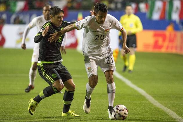 Aktuell Fußball, Copa America in Chile, Mexiko - Bolivien (150613) -- Vina DEL MAR, June 12, 2015 -- Mexico s Javier Guemez (L) vies the ball with Bolivia s Jhasmani Campos during the Group Phase match of the Copa America 2015, in the El Sausalito stadium, in Vina del Mar, Chile, on June 12, 2015. ) (da) (SP)CHILE-Vina DEL MAR-COPA AMERICA-MEXICO VS BOLIVIA LuisxEcheverria 