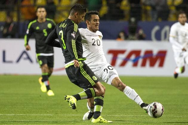 Aktuell Fußball, Copa America in Chile, Mexiko - Bolivien (150613) -- Vina DEL MAR, June 12, 2015 -- Mexico s Hugo Ayala (L) vies the ball with Bolivia s Jhasmani Campos (R) during the Group Phase match of the Copa America 2015, in the El Sausalito stadium, in Vina del Mar, Chile, on June 12, 2015. ) (da) (SP)CHILE-Vina DEL MAR-COPA AMERICA-MEXICO VS BOLIVIA LuisxEcheverria 
