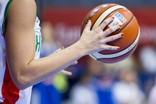 June 12, 2015 - Sopron, Ungarn - 150612 Basketball in der Hand einer Spielerin -- EM Hun vs SWE -- Foto: LUDVIGTHUNMAN BILDBYRAN kod LT 35090 News - June 12, 2015  - ZUMAb138