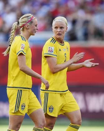 Aktuell Fußball, Damen WM in Kanada, USA - Schweden June 12, 2015 - Winnipeg - 150612 - Amanda Ilestedt - Nilla Fischer WM - USA - SWE - ..Foto: CarlSandin BILDBYRAN kod CS 57685 News - June 12, 2015  - ZUMAb138