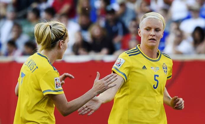 Aktuell Fußball, Damen WM in Kanada, USA - Schweden June 12, 2015 - Winnipeg - 150612 - Lisa Dahlkvist - Nilla Fischer WM - USA - SWE - ..Foto: CarlSandin BILDBYRAN kod CS 57685 News - June 12, 2015  - ZUMAb138