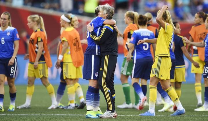 Aktuell Fußball, Damen WM in Kanada, USA - Schweden June 12, 2015 - Winnipeg - 150612 USA:s Abby Wambach kramar om - Pia Sundhage WM - USA - SWE - ..Foto: CarlSandin BILDBYRAN kod CS 57685 News - June 12, 2015  - ZUMAb138