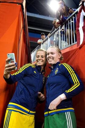 Aktuell Fußball, Damen WM in Kanada, USA - Schweden June 13, 2015 - Winnipeg - 150613 - Lotta Schelin - Hedvig Lindahl - - WM - USA - SWE -- ..Foto: CarlSandin BILDBYRAN kod CS 57685 News - June 13, 2015  - ZUMAb138