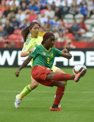 Aya Semeshima (L) of Japan vies with Medeleine Ngono Mani of Cameroon during their group C match against Ecuador at the 2015 FIFA Women s World Cup in Vancouver, Canada, on June 12, 2015. (Xinhua Sergei Bachlakov) (SP)CANADA-VANCOUVER-FIFA-WOMEN S WORLD CUP-JPN VS CMR 