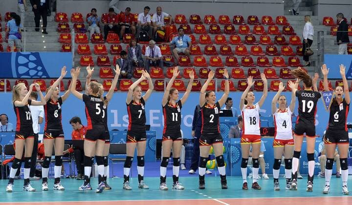 Aktuell Europaspiele 2015 in Baku, Volleyball, Damen, Belgien - Italien - BAKU, AZERBAIJAN: Belgian women s volleyball player wave at the start of the women s volleyball preliminary game of Pool A between Italy and Belgium at the Crystal Hall during the European Games 2015, in Baku, Azerbaijan, Saturday 13 June 2015. The European Games 2015 multi event takes place from 12 to 28 June. ERICxLALMAND  x04641912x