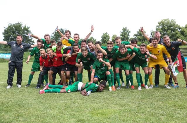 Jubel nach Spielende über den Aufstieg in die U 17 - Bundesliga, FC Augsburg - 1. FC Nürnberg II, Fussball Jugend, U17 U 17 B-Junioren-Bayernliga, letzter Spieltag, 13.05.2015