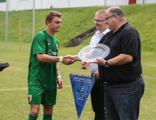 Thomas Stowasser nimmt Meisterschale und Wimpel in Empfang, FC Augsburg - 1. FC Nürnberg II, Fussball Jugend, U17 U 17 B-Junioren-Bayernliga, letzter Spieltag, 13.05.2015