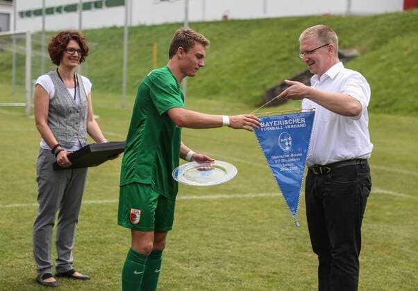 Thomas Stowasser nimmt Meisterschale und Wimpel in Empfang, FC Augsburg - 1. FC Nürnberg II, Fussball Jugend, U17 U 17 B-Junioren-Bayernliga, letzter Spieltag, 13.05.2015
