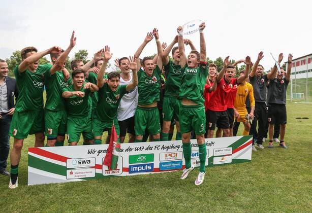 Jubel nach Spielende über den Aufstieg in die U 17 - Bundesliga, Kapitän Thomas Stowasser mit der Meisterschale, FC Augsburg - 1. FC Nürnberg II, Fussball Jugend, U17 U 17 B-Junioren-Bayernliga, letzter Spieltag, 13.05.2015