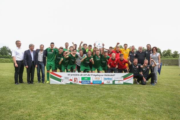 Jubel nach Spielende über den Aufstieg in die U 17 - Bundesliga, Kapitän Thomas Stowasser mit der Meisterschale, FC Augsburg - 1. FC Nürnberg II, Fussball Jugend, U17 U 17 B-Junioren-Bayernliga, letzter Spieltag, 13.05.2015