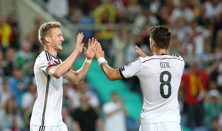 13.06.2015, Fussball Deutsche Nationalmannschaft, EM-Qualifikation, Gibraltar - Deutschland im Est‡dio Algarve Faro (Portugal). Jubel v.l. z Torschütze Andre Schürrle (Deutschland) und Mesut Özil (Deutschland) zum Tor zum 0:6 
