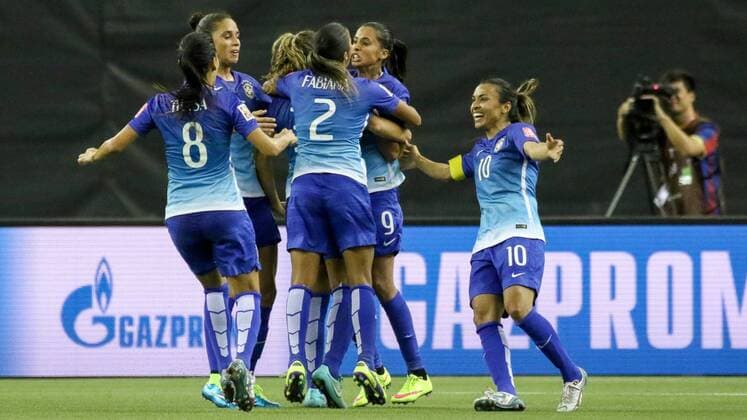 Spielerinnen aus Brasilien (Brazil, Brasil) bejubeln das Tor zum 1:0, Jubel, Torjubel, Torerfolg, celebrate the goal, goal, celebration, Jubel ueber das Tor, optimistisch, Action, Aktion, Fussball, FIFA Frauen-WM 2015, Brasilien - Spanien, xozx