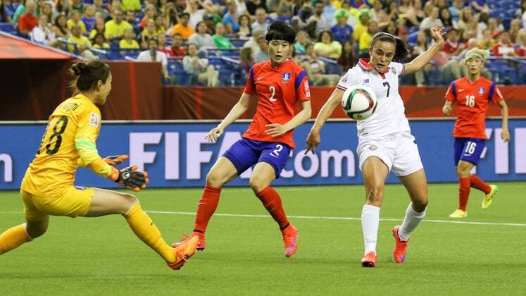 v.li.: Kim Jungmi (Torwart, KOR), Lee Eunmi (KOR), Melissa Herrera (Costa Rica) spitzelt den Ball zum Tor zum 0:1 über die Torfrau, Fussball, FIFA Frauen-WM 2015, Südkorea - Costa Rica, xozx