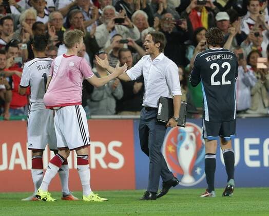 EM 2015 Qualifikationsspiel, Gibraltar vs. Deutschland AndrŽ Schürrle (Deutschland) mit dem Spielball unter dem Trikot, Co-Trainer Thomas Schneider (Deutschland) EM 2015 Qualifikationsspiel, Gibraltar vs. Deutschland Hasan Bratic