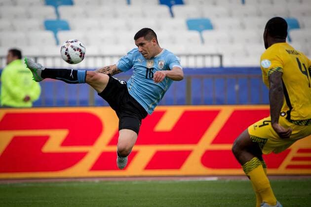 (150614) -- ANTOFAGASTA, June 14, 2015 -- Maxi Pereira (L) of Uruguay vies with Wes Morgan of Jamaica during a Group B match at Copa America 2015, in Antofagasta, Chile, on June 13, 2015. Uruguay won 1-0. ) (SP)CHILE-ANTOFAGASTA-COPA AMERICA-GROUP B-URUGUAY VS JAMAICA PedroxMera 