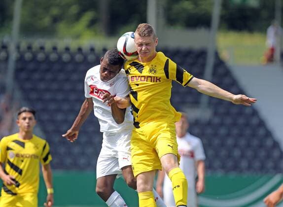VfB Stuttgart Deutschland, Stuttgart, 14.06.2015, Fussball, B-Junioren, Bundesliga, Saison 2014 2015, Finale, U17 U 17 VfB Stuttgart - U17 Borussia Dortmund: v.l. Benedict dos Santos (VfB Stuttgart), Julian Schwermann (Borussia Dortmund).