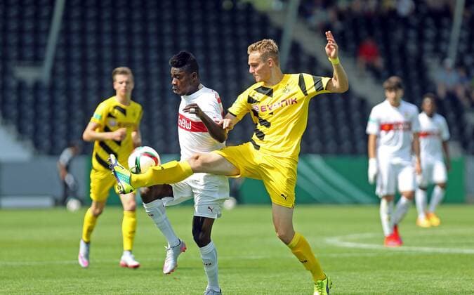 VfB Stuttgart Deutschland, Stuttgart, 14.06.2015, Fussball, B-Junioren, Bundesliga, Saison 2014 2015, Finale, U17 U 17 VfB Stuttgart - U17 Borussia Dortmund: v.l. Dylan Akpess Esmel (VfB Stuttgart), Amos Pieper (Borussia Dortmund).