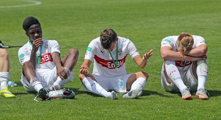 VfB Stuttgart Deutschland, Stuttgart, 14.06.2015, Fussball, B-Junioren, Bundesliga, Saison 2014 2015, Finale, U17 U 17 VfB Stuttgart - U17 Borussia Dortmund: v.l. Jeffrey Idehen, Manuel Kober, Alexander Groiß (alle VfB Stuttgart).