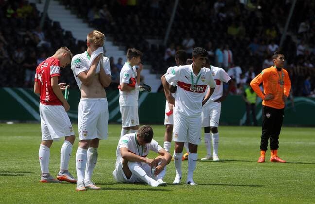 VfB Stuttgart Deutschland, Stuttgart, 14.06.2015, Fussball, B-Junioren, Bundesliga, Saison 2014 2015, Finale, U17 U 17 VfB Stuttgart - U17 Borussia Dortmund: VfB Stuttgart Spieler enttäuscht.