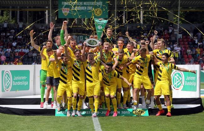 VfB Stuttgart Deutschland, Stuttgart, 14.06.2015, Fussball, B-Junioren, Bundesliga, Saison 2014 2015, Finale, U17 U 17 VfB Stuttgart - U17 Borussia Dortmund: Borussia Dortmund Spieler um Kapitän Felix Passlack mit der Meisterschale.