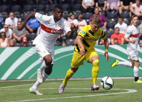 Aspach , Fußball Finale Deutsche Meisterschaft B-Junioren VfB Stuttgart vs. BVB Borussia Dortmund , von linkjs: Benedict dos Santos ( VfB ) Felix Passlack ( BVB )