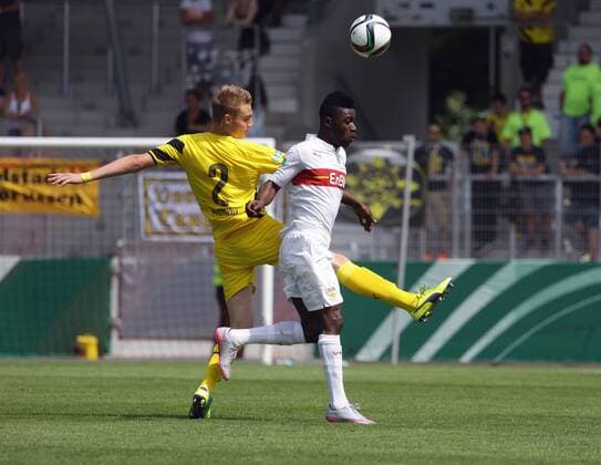 Aspach , Fußball Finale Deutsche Meisterschaft B-Junioren VfB Stuttgart vs. BVB Borussia Dortmund , von links: Amos Pieper ( BVB ) Dylan Esmel ( VFB )