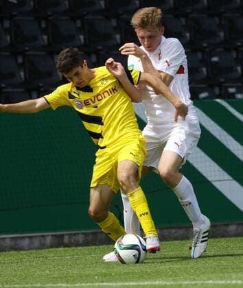 Aspach , Fußball Finale Deutsche Meisterschaft B-Junioren VfB Stuttgart vs. BVB Borussia Dortmund , von links: Christian Pulisic ( BVB ) Daniele Colinge ( VfB )